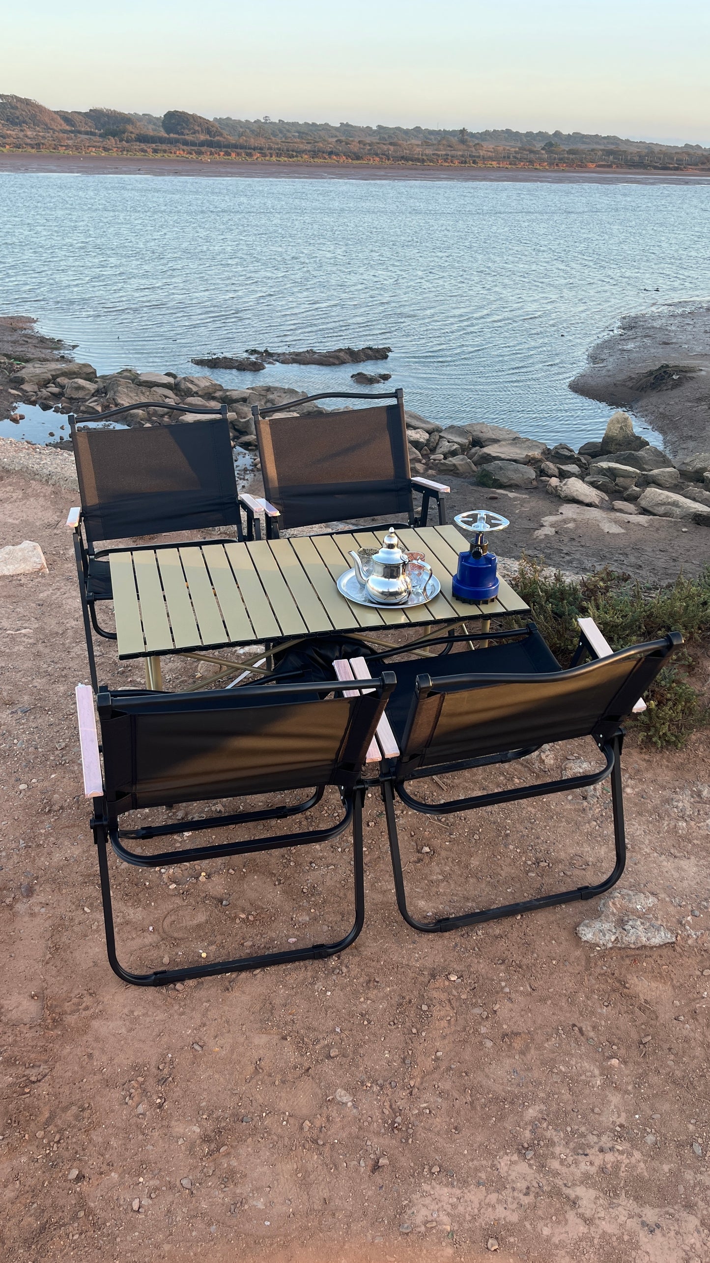 Table de camping avec 4 chaises pliantes