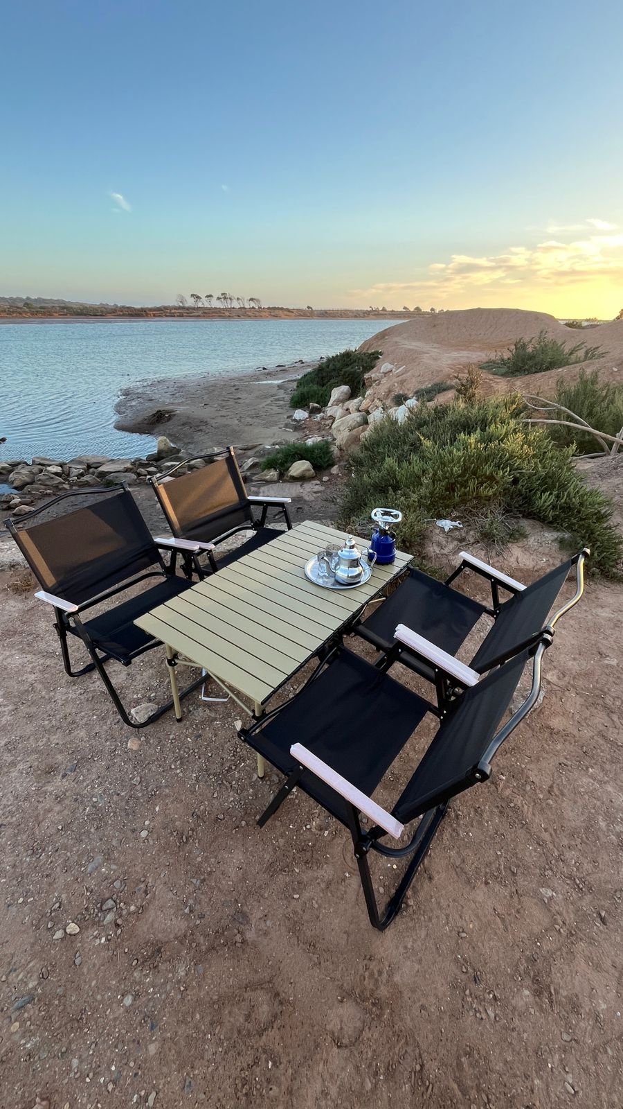 Table de camping avec 4 chaises pliantes